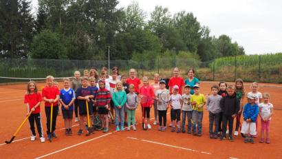 Bild: gz
Beim Ferienprogramm des Tennisclubs stehen Übungen mit dem Tennisschläger und Jockeyschlager auf dem Programm.