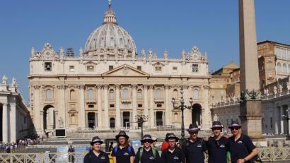 Bild: exb
Die Fuchsmühler Ministranten (rechts der mitgereiste Betreuer aus Fuchsmühl: Siegfried Trießl) vor dem Petersdom.