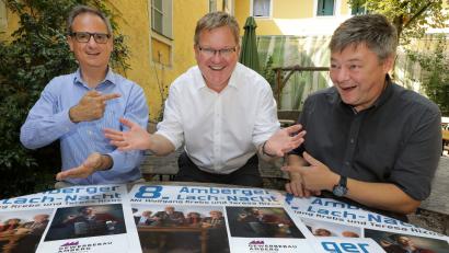 Bild: Wolfgang Steinbacher
„Machen wir es so, wie der Wolfgang Krebs.“ Für das Pressefoto werden Kulturreferent Wolfgang Dersch, Oberbürgermeister Michael Cerny und Karlheinz Brandelik von der Gewerbebau kreativ.
