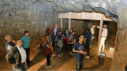Bild: Petra Hartl
Bürgermeister Franz Mädler (ganz rechts) bei der Vorstellung der Fledermaushöhle zusammen mit den Teilnehmern des Projektes. Die Holzeinbauten sorgen für unterschiedliche Wärmezonen.
