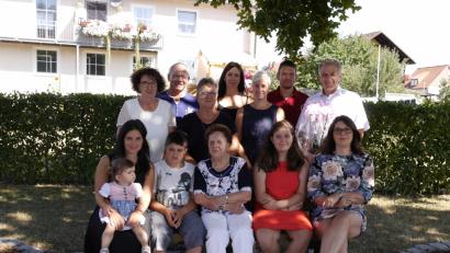 Bild: ebr
Theresia Zeitler (vorne, Mitte) feierte am Montag im Kreis der Familie und mit Bekannten ihren 90. Geburtstag. Auch Bürgermeister Roland Grillmeier (hinten rechts) gratulierte und brachte eine Orchidee als Präsent mit.