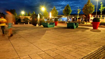 Bild: Petra Hartl
Wie soll er heißen? Die Redaktion der Amberger Zeitung ist der Meinung, dass der Multifunktionsplatz gegenüber des Bahnhofs einen richtigen Namen erhalten soll.