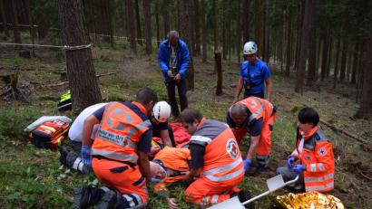 Bild: bnr
Zum sicheren Abtransport wurde der vermeintlich Verletzte bei der Rettungsübung auf eine Schaufeltrage gelegt.