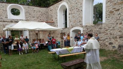 Bild: fsc
Pater Gregorius spricht zu den Besuchern in der "Kirche ohne Dach".
