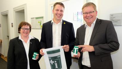 Bild: Susanne Schwab, Stadt Amberg
BRK-Kreisgeschäftsführerin Sabine Bogner, der Leiter des Einwohneramtes Martin Schafbauer und Oberbürgermeister Michael Cerny (von links) machen am Schalter der Behörde am Hallplatz 4 darauf aufmerksam, dass hier ab Notfalldosen erhältlich sind.