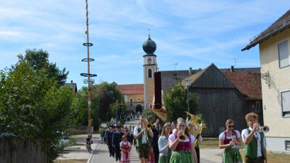 Bild: bej
Bei strahlendem Sonnenschein zogen die Vereine und Besucher nach dem Festgottesdienst zur Karl-Gratzl-Brunnenanlage.