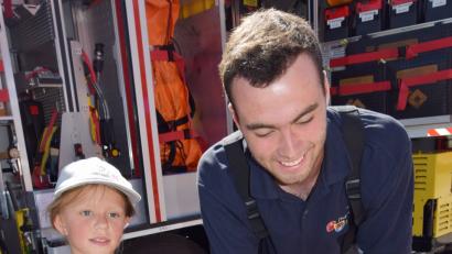 Bild: no
Ein Feuerwehranwärter erklärt dem Mädchen die Wirkungsweise einer Rettungsschere.