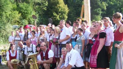Bild: rrd
Alle Kirwapaare nach dem Austanzen mit den Musikanten. Hinter der Tuba kniet das Oberkirwapaar Manfred Appel und Kristina Albert.