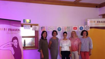 Bild: sne
Mit Digitalisierung in der Schule beschäftigt sich Referentin Stefanie Rumm (Mitte) in ihrem Vortrag beim Frauenfrühstück, das (von links) Tanja Schiffmann, FU-Kreisvorsitzende von Neustadt/WN, CSU-Ortsvorsitzende Tanja Renner, Dagmar Nachtigall und Tina Zeitler, FU-Kreisvorsitzende von Tirschenreuth, organisiert hatten.