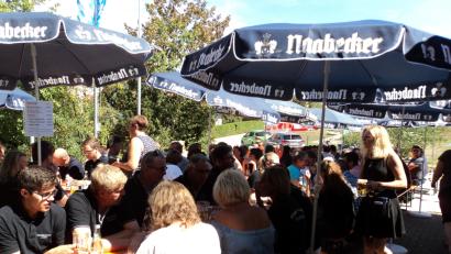 Bild: ksi
Wo viel Licht ist, ist auch viel Schatten. Weil es die Sonne beim Birkerlfest fast ein bisschen zu gut mit den Besuchern meinte, mussten zahlreiche Schirme aufgestellt werden, unter denen die Gäste Platz fanden.