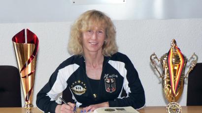 Bild: lep
Ihre Pokale bringt sie mit: Martina Whitten, Deutsche Meisterin in der Kategorie „Damen Figure Masters“, verewigt sich im Goldenen Buch der Marktgemeinde. Links im Bild steht der Pokal für den Sieg bei den WFF German Open, rechts der für Rang sechs bei der European Championship.