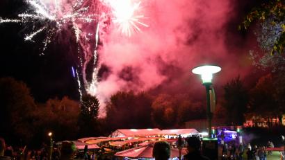 Bild: bgm
Staunen und Genießen: Viel zu sehen gab's für die Besucher von "Die Naab brennt" des Vereins Neustädter Faschingszug. Ob Feuerkörbe am Ufer, brennende Tonnen in der Waldnaab oder ein fünfminütiges Feuerwerk am Firmament - die Organisatoren zogen alle Register.
