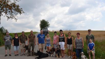 Bild: gi
Hundeobmann der Kreisgruppe Vohenstrauß des Bayerischen Jagdverbandes Roland Bäumler hat die Vierbeiner auf die Hundeprüfung vorbereitet. Die Regierungsbeauftragte für das Hundewesen nahm die Prüfung ab (von links).