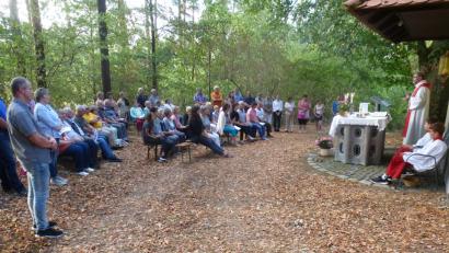 Bild: mad
Zahlreiche Gläubige feierten den Patroziniumsgottesdienst mit, den Pfarrer Burkhard Jehl an der Laurentiuskapelle zelebrierte.