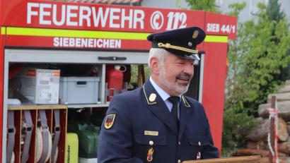Bild: mfh
Kreisbrandrat Fredi Weiß betont vor dem neuen Fahrzeug die Wichtigkeit auch der kleinen Feuerwehren.