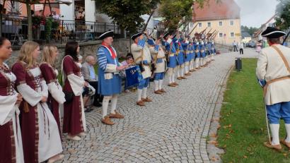 Bild: le
Salut für die Flosser Kirwa. Am Kirchweihsonntag wird traditionell auf dem Marktplatz zum Frühschoppen eingeladen.