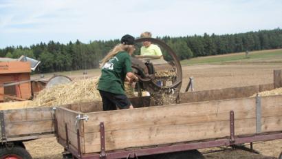 Bild: knh
Großen Spaß haben die Kinder an der Strohschneidemaschine. Es ist nur wenig Kraft erforderlich, um die Maschine zu betätigen.