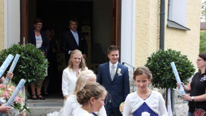 Bild: flt
Sichtlich erfreut verlassen die Brautleute Tanja und Stefan Betz die Kirche, wo sie von einem großen Spalier der Vereine empfangen werden.