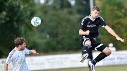Bild: Alfred Schwarzmeier
Manfred Widegger (links) vom FC OVI-Teunz springt dem Ball entgegen, Bastian Dütsch (SpVgg Schirmitz) bleibt nur die Zuschauerrolle. Schirmitz kam gegen den Bezirksligaaufsteiger über ein 1:1 nicht hinaus und wartet damit nach fünf Spieltagen weiter auf den ersten Sieg.