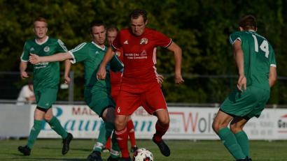 Bild: ham
Der Raigeringer Johannes Pfab (rot) wird vom Wernberger Spielertrainer Christian Most (links daneben) gestört. Nach dem 2:1-Erfolg gegen den SV Raigering bleibt die Most-Elf weiter Tabellenführer in der Bezirksliga Nord.