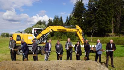 Bild: mmj
Vor den Beginn des Straßenausbaus der symbolische Spatenstich mit (von links) Landrat Thomas Ebeling, MdB Karl Holmeier, Bürgermeister Manfred Dirscherl (Weiding), MdL Joachim Hanisch, Staatssekretär Josef Zellmeier, MdL Alexander Flierl, Bürgermeisterin Birgit Höcherl (Schönsee), Regierungspräsident Axel Bartelt, Altlandrat Volker Liedtke, Leitender Baudirektor Henner Wasmuth.