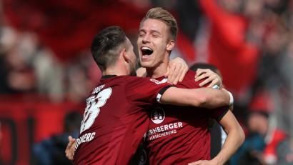 Bild: agentur_dpa
Nürnbergs Mittelfeldspieler Ondrej Petrak (rechts) freut sich auf die Begegnung an diesem Samstag gegen den SV Linx im DFB-Pokal-Wettbewerb. Bild: Daniel Karmann/dpa