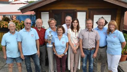 Bild: hcz
Der neue Landesschießwart Michael Terwart (Dritter von rechts) sowie seine Schriftführer Sonja und Heinrich Dendorfer (Vierte und Fünfter von rechts) stellen sich ihren Weidener Kameraden vor. Larissa Möller holt sich mit einem Meisterschuss den Wanderpokal.