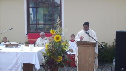 Bild: bjp
Vor der Pichlberger Mariä-Himmelfahrt-Kapelle zelebrierten Pater Antony D'Cruz (am Ambo) und Pfarrer Gerhard Pausch den Patroziniumsgottesdienst. Wie in jedem Jahr war der Dorfplatz mit Besuchern aus der ganzen Gemeinde Trabitz voll besetzt.