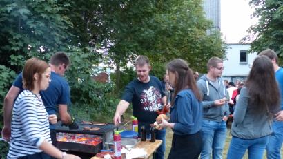 Bild: hme
Heiß geht es rund um den Holzkohlengrill beim Brunnenfest her.