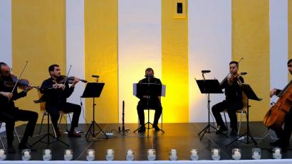 Bild: do
Festlich, heiter, wild hieß es am Mariä Himmelfahrt in Speinshart. Das Festspiel-Quintett des Festivals junger Künstler Bayreuth bietet vor prächtiger Kulisse ein besonderes Konzerterlebnis ohne programmatische Vorbehalte.