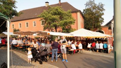 Bild: arw
Beim Dorffest in Püchersreuth sind schon bald nach der Eröffnung alle Plätze belegt.