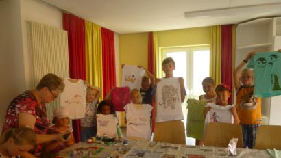 Bild: fz
Die kleinen T-Shirt-Designer führen stolz ihre Kreationen vor.