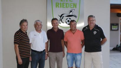 Bild: riw
Für ihre Treue zum Förderverein des 1. FC Rieden sind von stellvertretenden Bürgermeister Josef Weinfurtner (von links) ausgezeichnet worden: Gründungsmitglied und Präsident Gotthard Färber, Gründungsmitglied Manfred Theis, Norbert Hauser und Peter Graf.