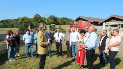 Bild: stg
Erhebliche Mindererträgen bei der Ernte aufgrund der Trockenheit befürchtet der Präsident des BBV-Bezirksverbandes, Josef Wutz (Dritter von rechts), beim Besuch von Regierungspräsident Axel Bartelt (vorne links) auf dem landwirtschaftlichen Betrieb von Elisabeth Würstl und Stefan Koschta (Zweite und Vierter von links).
