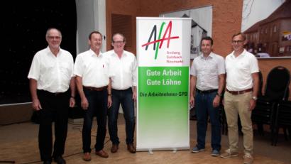 Bild: müb
Mit sozialpolitischen Themen konfrontiert (von links) der AfA-Unterbezirksvorsitzende Karl-Heinz König die Landtags- und Bezirkstagskandidaten Richard Gaßner, Armin Rüger, Uwe Bergmann und Peter Danninger.