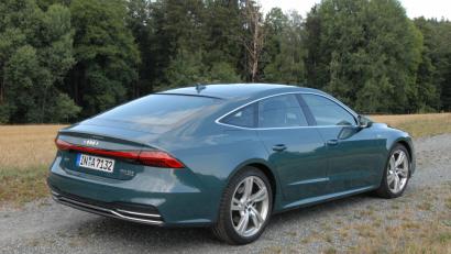 Bild: Michael Ascherl
Auf annähernd fünf Meter streckt sich das große Audi-Coupé, das auch geschickte Designanleihen beim Audi 100 Coupé der 1970er Jahre nimmt. Der Testwagen trägt die schöne aber teure Individuallackierung Avalongrün Metallic von Audi Exclusive.