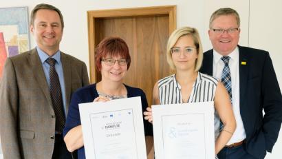 Bild: Susanne Schwab, Stadt Amberg
Der für den Personalbereich verantwortliche Referatsleiter Bernhard Mitko, Personalamtsleiterin Renate Preuß, die für die Personalentwicklung zuständige Kerstin Scherl und Oberbürgermeister Michael Cerny (von links) präsentieren die Mitglieds-Urkunden in den Netzwerken „Familienpakt Bayern" und „Erfolgsfaktor Familie".