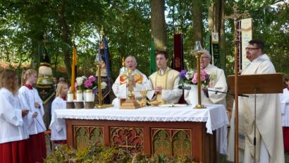 Bild: hok
Beim Gottesdienst segnet Pfarrer Stephan Rödl die Kräutersträußchen vor dem Altar .