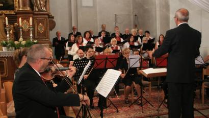 Bild: wro
Chor- und Orchesterleiter Werner Fritsch sorgte für eine perfekt dargebotene „Krönungsmesse“.