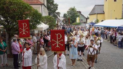 Bild: mmj
Der festliche Kirchenzug, an der Spitze das Kreuz und die Fahnen, auf dem Weg zum Kalvarienberg.