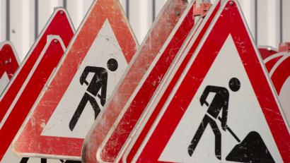 Bild: Sebastian Kahnert/dpa
Ab Montag, 20. August wird die Schillerstraße in Weiden halbseitig gesperrt. Die Sanierung dauert voraussichtlich bis Ende Oktober.