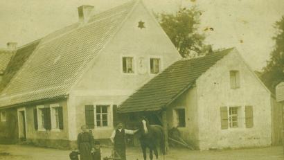 Bild: exb
Die Familie Post vor der Schmiede in Neudorf. Es ist die älteste erhaltene Aufnahme des Betriebs. Wann sie gemacht wurde ist nicht bekannt.