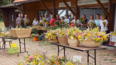 Bild: bkr
Gut ein Dutzend Sträuße bindet jeder der Helfer bei der Aktion des Obst- und Gartenbauvereins, zu der die Verantwortlichen erstmals unters Vordach des Vereinsheims eingeladen haben.