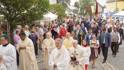 Bild: mmj
Die Priester, unter ihnen Weibischof Reinhard Pappenberger, zogen mit den Ehrengästen und den vielen Gläubigen zum Kalvarienberg.
