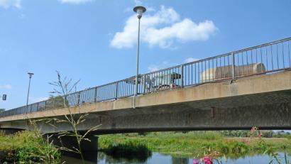 Bild: Gabi Schönberger
Die Brücke über der Haidenaab bei Mantel. Die Experten der Staatlichen-Bauamts haben bei ihrer Prüfung erhebliche Mängel festgestellt - und reagiert. Nach dem Einsturz von Genua dürfte nun auch das Verständnis bei vielen Anliegern gestiegen sein, dass das Bauwerk nur mehr einspurig befahrbar ist.