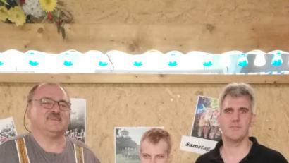 Bild: rwo
Der Vorsitzende der Kastler Sportschützen, Wolfgang Raps (rechts) und Wiesenfestwirt Armin Schinner kürten Dominik Klenk aus Kulmain (von links) zum Wiesenfest-König 2018.