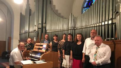 Bild: Tietz
Konzert in der Marienkirche: Michael Koch an der Orgel, Sebastian Lindner (Horn), Jürgen Probst (Trompete) und der Chor „Vocalissimo“ mit vier Sängerinnen und zwei Sängern (von links).