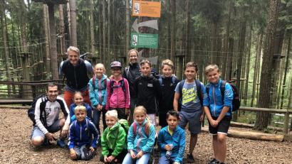 Bild: ak
Thomas Reger, Gerd Schönfelder (von links) und Karina Fischer (hinten) begleiten die Kinder beim Klettern im Hochseilgarten bei Hirschau.