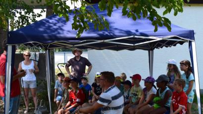 Bild: bk
Trotz großer Hitze gehen die Kinder mit GPS-Geräten auf Tour.