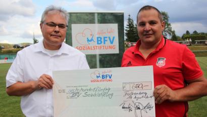 Bild: kro
Einen Scheck über 650 Euro übergab DJK-Fußballabteilungsleiter Michael Gleißner (rechts) an Bezirksvorsitzenden Thomas Unger, der das Geld an die BFV-Sozialstiftung weiterleitet.